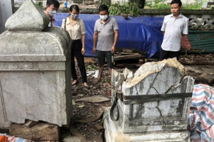 Tôn tạo di tích chùa Thổ Hà, Công ty Kiến trúc Việt làm vỡ bia đá cổ hàng trăm năm