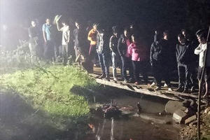 Người đàn ông tử vong thương tâm sau khi ngã cả xe và người xuống suối