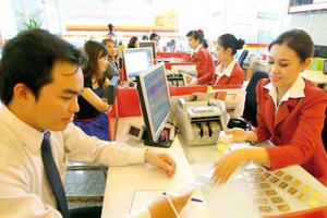 Vàng trong nước rẻ hơn vàng thế giới gần 180 nghìn đồng/lượng