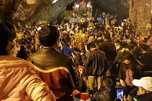 Hội Chùa Hương 2016: Sợ tắc đường, ngàn người khai hội lúc… nửa đêm