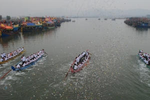 Nghệ An: Vạn người đổ về đền Cờn xem đua thuyền