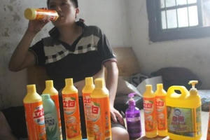 Chàng trai mắc bệnh lạ, mỗi lần uống hết nửa chai nước tẩy rửa