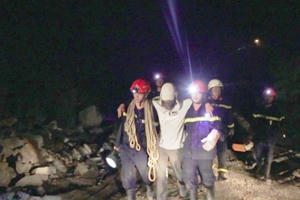 Đà Nẵng: Giải cứu nam thanh niên chơi dù lượn bị mắc kẹt trong rừng