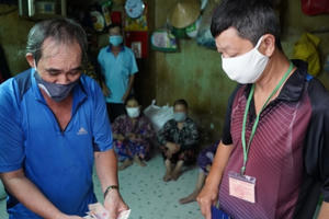 Người lao động nghèo bật khóc khi nhận tiền hỗ trợ