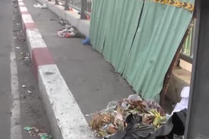 Những cây cầu ngập rác tại TP Hồ Chí Minh