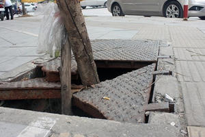 “Hố tử thần” chực nuốt chửng người đi bộ trên vỉa hè Hà Nội