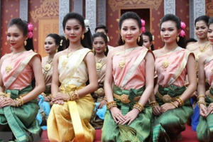 Dự luật Campuchia cấm phụ nữ mặc váy ngắn, đàn ông cởi trần nơi công cộng bị chỉ trích
