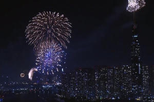 Người dân TP HCM rộn ràng chào đón năm mới 2020