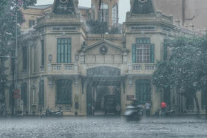 Hà Nội đang mưa to và có giông sét, cảnh báo tắc đường trên nhiều lộ trình