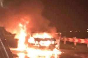 Ô tô 4 chỗ cháy trơ khung trên cao tốc Pháp Vân - Cầu Giẽ