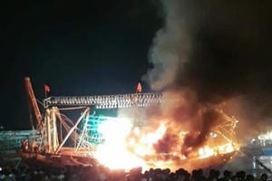 Lửa cháy dữ dội bao trùm tàu cá khi đang neo đậu tại cảng