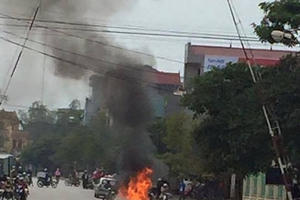 Thái Nguyên: Ô tô con hiệu Kia Morning bốc cháy ngùn ngụt giữa phố