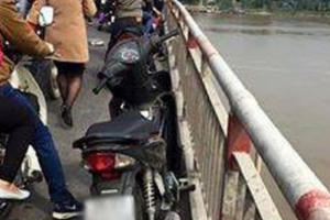 Hà Nội: Nam thanh niên bỏ lại xe máy, nhảy cầu Chương Dương tự vẫn