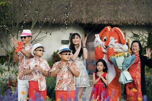 Xuân Bắc nắm tay 2 con trai - Bi Béo, Minh Bủm catwalk giữa vườn hoa