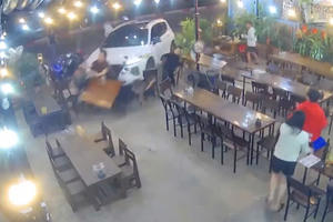 Người đàn ông ở Gia Lai lao ô tô vào quán nhậu khiến 2 người thương vong Người đàn ông ở Gia Lai lao ô tô vào quán nhậu khiến 2 người thương vong