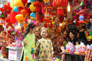 Hai thiên thần nhí Linh Chi và Trường Giang diện áo dài dạo phố Trung Thu