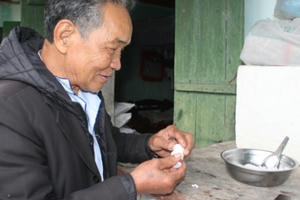 Người cha già hàng ngày phải trộn thuốc ngủ... cho con ăn