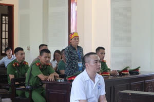 Cô gái khuyết tật bị cán bộ thư viện hiếp dâm nằm cáng đến tòa