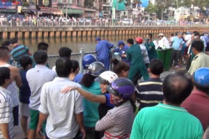 Tá hỏa phát hiện xác nam thanh niên dưới kênh Nhiêu Lộc