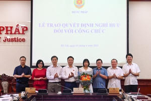 Bộ Tư pháp trao Quyết định nghỉ hưu và Quyết định bổ nhiệm lãnh đạo cấp Vụ