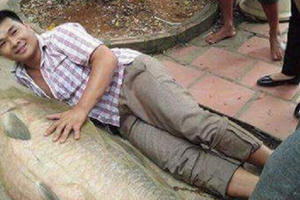 Thái Nguyên: Bắt được cá trắm "siêu khủng", nặng hơn nửa tạ