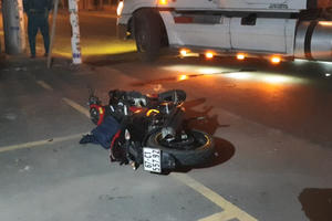 Lao vào xe container, người đàn ông tử vong sau khi nhập viện cấp cứu