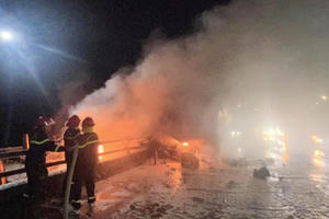 Xe container bốc cháy trên Quốc lộ 1A