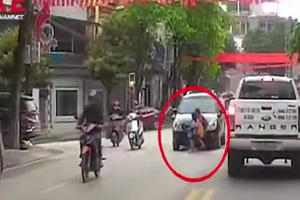 Video: Kinh hoàng hai bé gái sang đường thiếu quan sát bị ô tô "tông" trực diện