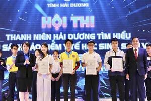 Hải Dương: Thanh niên tìm hiểu chính sách BHYT học sinh, sinh viên