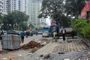 Vỉa hè “độ bền 70 năm” nứt vỡ sau vài năm: Vì đâu nên nỗi?