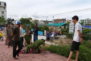 Quảng Ninh: Công an khống chế đối tượng nghi ngáo đá khỏa thân dạo phố