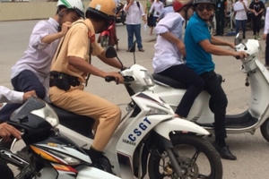 Hà Nội: Thí sinh may mắn kịp giờ thi đại học nhờ lực lượng CSGT