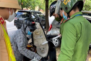 Người phụ nữ dương tính với ma túy ngông nghênh phóng xe ra đường dính chốt kiểm dịch