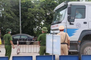 Vĩnh Phúc: Khởi tố tài xế cố thủ trên xe để làm ùn tắc chốt kiểm dịch