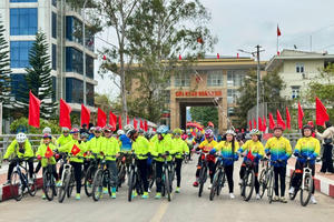 300 vận động viên 2 nước Việt Nam và Trung Quốc đạp xe đạp hữu nghị qua biên giới