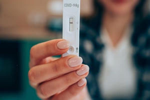 Vì sao một số người ăn, ngủ cùng F0 vẫn không mắc Covid-19?