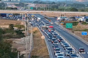 Ùn tắc nhiều giờ trên Cao tốc Cam Lâm - Vĩnh Hảo đoạn hầm Núi Vung