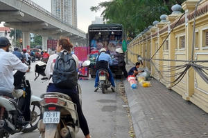 (Mai Dịch - Hà Nội): Lực lượng chức năng đang ở đâu khi hàng rong "xâm chiếm" đường phố?