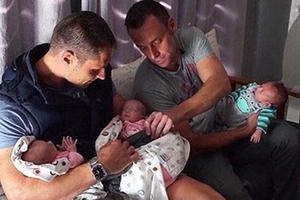 Cặp đồng tính nam đầu tiên trên thế giới sinh 3