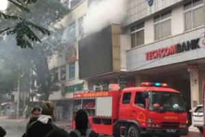 Hà Nội: Cháy quán karaoke Top One, 3 người mắc kẹt ở tầng 5 được cứu thoát, tầng 2 bị thiêu rụi