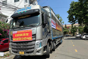 Báo Pháp luật Việt Nam đưa hơn 20 tấn hàng thiết yếu đến người dân vùng lũ