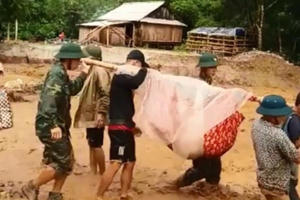 Bộ đội biên phòng cõng dân vượt dòng lũ dữ