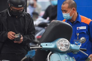 Doanh nghiệp "khóc thét", tiểu thương lo lắng khi giá xăng tăng