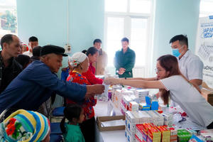 Dược Hậu Giang cùng AloBacsi vượt hàng trăm kilomet đường đèo đến với bà con biên giới phía Bắc