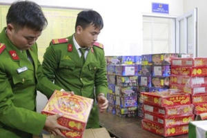 Hà Tĩnh: Một nữ cán bộ huyện Hương Khê buôn bán pháo nổ