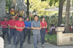 Về miền Trung dâng hương tại các nghĩa trang liệt sĩ