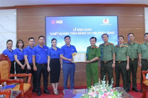 Công an tỉnh Lào Cai tiếp nhận 50 chiếc máy tính bảng phục vụ chuyển đổi số Quốc gia