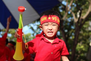 Chùm ảnh: Cổ động viên Cố đô Huế tiếc nuối sau loạt sút luân lưu