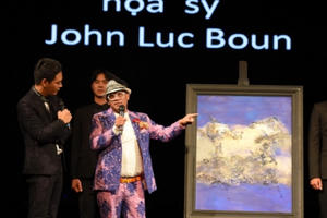 Choáng ngợp bức tranh vẽ bằng vàng 24k và bột saphia trong đêm nhạc "Hoa hướng dương"