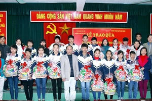 Tết ấm cho học sinh nghèo nơi ngoại thành Hà Nội